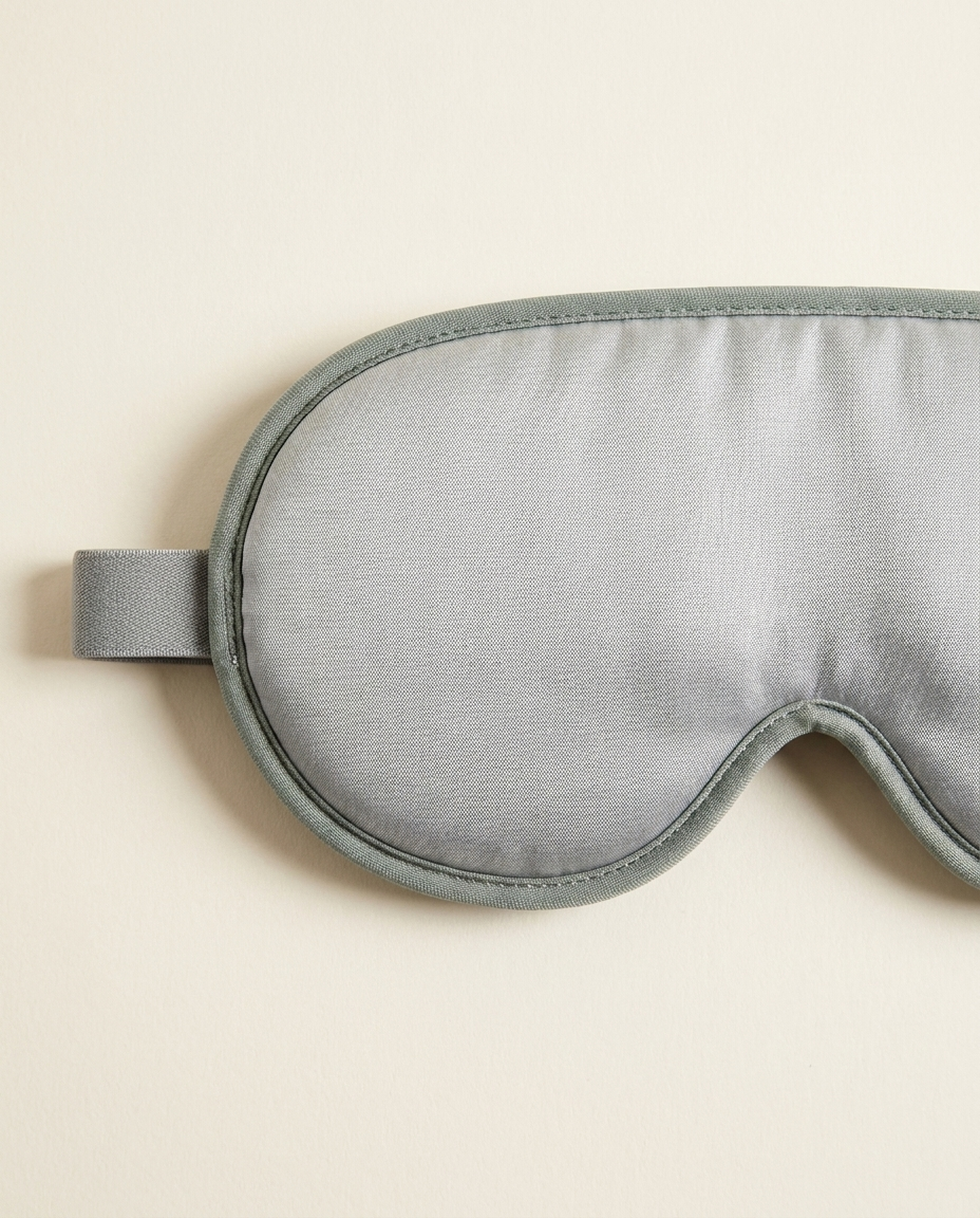 L'Éclipse en Gris, masque de nuit occultant SEREN, vu à plat de dessus sur fond crème